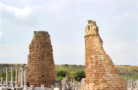 Die Antike Stadt Perge: Eine Reise durch die Zeit in Antalya!