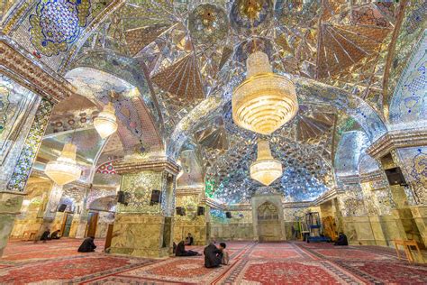  Die Shah-Cheragh Moschee: Eine leuchtende Oase spiritueller Pracht in Shiraz